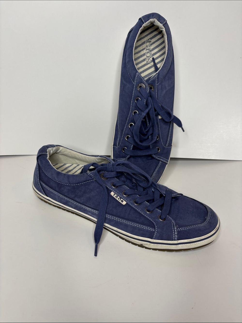 Taos Footwear Women’s Navy Lace-Up Sneakers